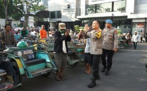 Tebar Kebahagiaan, Kapolrestabes Surabaya Kembali Gelar Sarapan Bareng Abang Becak