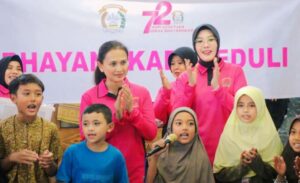 Sapa Pengungsi Banjir Bandang Sumbar, Ketum Bhayangkari Hibur Anak-anak Pengungsi