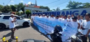 Bersama Polisi Jaga Jalur Penyeberangan di Pelabuhan Rakyat Pokmas Kelautan Banyuwangi Dukung WWF ke -10