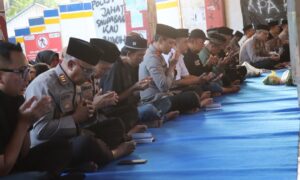 Polres Malang Bareng JSKK dan PK3 Gelar Doa Bersama di Pintu 13 Stadion Kanjuruhan