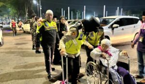 Aksi Polwan Polres Lumajang Sigap Bantu Calon Jamaah Haji Lansia