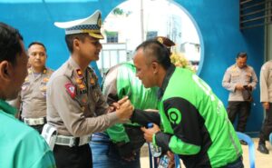 Tebar Kepedulian, Polresta Malang Kota Ajak Taruna Akpol Gelar Bansos untuk Driver Ojol dan Kamling Udara