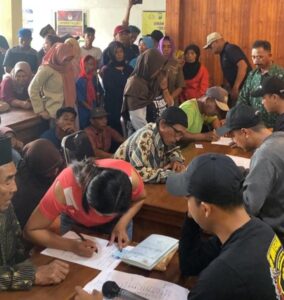 Diinisiasi Polresta Banyuwangi, Penyaluran Tali Asih PT.BUMISARI Kepada Warga Desa Pakel berjalan dengan Lancar
