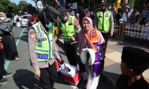 Polisi Ramah Lansia Beri Layanan Prima Pemberangkatan CJH Situbondo