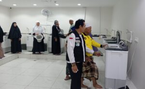 Jamaah Haji Banyuwangi Gunakan Mesin Cuci di Hotel Bilal, Momen Kebersamaan Usai Umrah Wajib