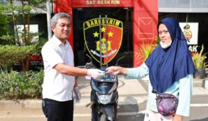 Hati Riang Seorang Emak Saat Motornya yang Hilang Ditemukan dan Dikembalikan Polres Tanjungperak