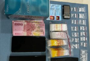 Polrestabes Surabaya Amankan 2 Orang Diduga Pengedar Narkoba Puluhan Paket Sabu Disita