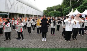 Peringati Hari Lanjut Usia Nasional, Bupati Ipuk Senam Bareng Para Lansia