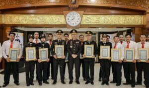 Hari Lahir Pancasila Kapolda Jatim Beri Penghargaan untuk 120 Anggota Berprestasi