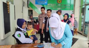 Libatkan Tim Dokkes Polres Probolinggo Fasilitasi Pemeriksaan Kesehatan Balita Korban Kekerasan