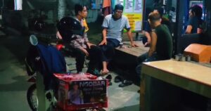 Cara Unik Pak Bhabin Dlanggu Ajak Masyarakat Jaga Kamtibmas di Mojokerto