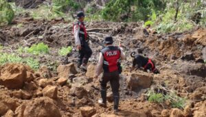 Polres Lumajang Kerahkan Unit K9, Cari Korban Tertimbun Longsor di Lumajang