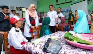 Bupati Ipuk Tinjau Sekolah Lansia, Inspirasi dari Semangat Mbah Ponari