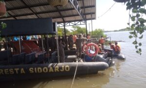 Satuan Brimob Polda Jatim Gelar Lantihan SAR, Perkuat Kemampuan Pertolongan di Perairan