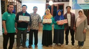 Pelepasan Purna Tugas Guru di SMPN 2 Rogojampi, Ditandai Penyerahan Tali Asih Penuh Kenangan