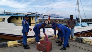 World Ocean Day, Satpolairud Bersama Masyarakat Bersihkan Pantai Situbondo