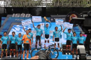 Kapolda Jatim Serahkan Medali Untuk Para Juara Tour de Panderman di Kota Batu