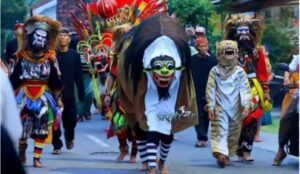 Desa Kemiren Gelar Tradisi Tumpeng Sewu 2024, Ribuan Warga Banyuwangi Padati Jalanan