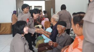 Polwan Polres Mojokerto Peduli  Beri Motivasi Lansia di Panti Jompo