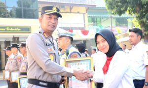 Raih Penghargaan, Dua Polwan Polres Lumajang Dinilai Berprestasi dan Berdedikasi