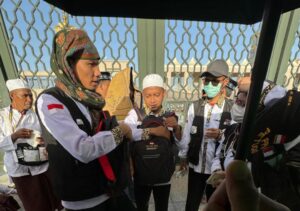 Kisah Polwan Bantu Jemaah Haji saat Cuaca Panas di Arab Saudi
