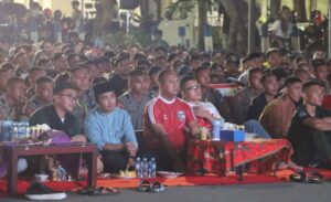 Kapolres Pasuruan Kota Titip Pesan Pilkada Damai, Saat Nobar Indonesia Vs Filipina