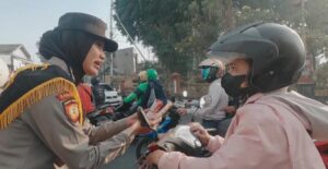 Polwan Polres Mojokerto Berbagi Coklat, Ajak Masyarakat Tertib Lalu Lintas