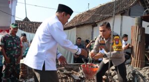 Sambut Hari Bhayangkara ke -78, Polres Nganjuk Beri Kado Bedah Rumah Warga