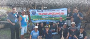 Peduli Lingkungan, KJJT Banyuwangi dan Pokdarwis Pawon Jaya Tanam Puluhan Cemara di Pantai Wonosari Sobo