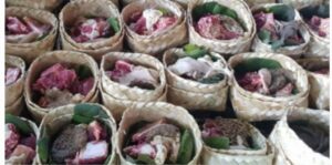 Warga GKR Banyuwangi, Bagikan Daging Kurban dengan Kemasan Ramah Lingkungan