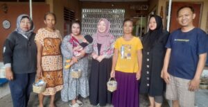 Momen Idul Adha, Warga Cungking Banyuwangi Bagikan Daging Kurban dengan Kemasan Ramah Lingkungan