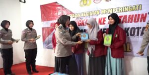 Polwan Polres Mojokerto Kota Dukung Pendidikan Anak Bangsa, Puluhan Al – Quran Dibagikan