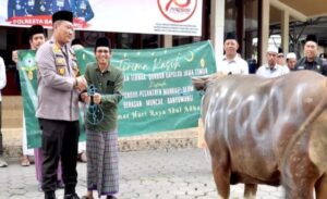 Kapolda Jatim Berkurban 10 Sapi dan 17 Kambing untuk Ponpes, Ormas dan Organisasi Kemahasiswaan di Banyuwangi