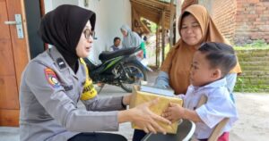Peduli Kaum Difabel, Polwan Polres Ponorogo Berikan Perhatian Khusus Pelajar Penyandang Disabilitas