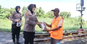 Rayakan Idul Adha, Polwan Polres Pasuruan Berbagi Daging Hewan Kurban untuk Penjaga Perlintasan Kereta