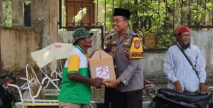 Peduli Sesama, Polres Lumajang Salurkan Bantuan Sosial Untuk Jukir dan Abang Becak