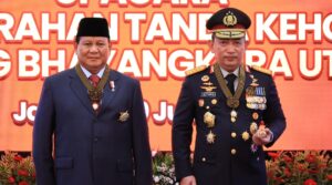 Prabowo Subianto Terima Tanda Kehormatan Bintang Bhayangkara Utama dari Polri