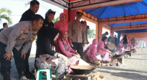 Semarak Hari Bhayangkara Ke-78, Polresta Banyuwangi dan Radar Banyuwangi Gelar Sangrai Kopi Pelataran