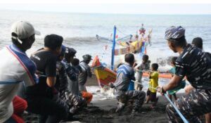 Jukung Terbalik di Pantai Cemara Banyuwangi, Seluruh Penumpang Selamat Ditolong oleh Prajurit dan Siswa TNI AL