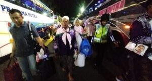 Sigap dan Senyum Ikhlas Polwan Polres Bojonegoro, Layani Kepulangan Jamaah Haji