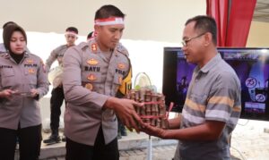 Polres Jember Gelar Baksos Hari Bhayangkara ke-78, Lakukan Penanaman Ribuan Bibit Pohon dan Pemberian Beasiswa