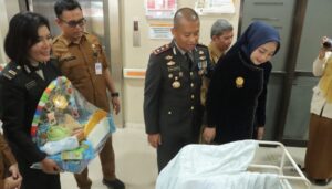 Kapolres Mojokerto Beri Kado untuk 3 Bayi Lahir di Hari Bhayangkara ke-78
