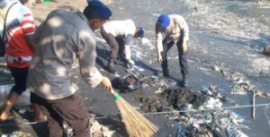 Hari Kelautan Nasional, Polres Probolinggo Bersama Masyarakat Bersihkan Pantai