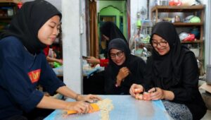 Pasien ODGJ di Banyuwangi, Diberdayakan Lewat Usaha Kue Kacang, dengan Omzet Ratusan Juta