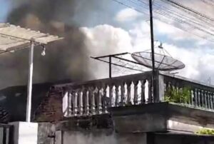 Kebakaran Hebat Melanda Rumah di Genteng Kulon Banyuwangi, Kerugian Ditafsir Capai Rp.100 juta.