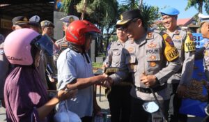 Operasi Patuh Semeru 2024, Polres Probolinggo Beri Hadiah untuk Pengendara Tertib