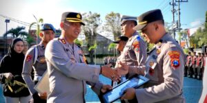 Polresta Banyuwangi Berikan Penghargaan kepada Anggota Berprestasi