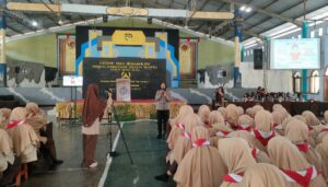 Polwan Polres Ngawi Beri Edukasi Cegah Bullying dan Kenakalan Remaja di Ponpes