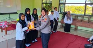 Polwan Polres Madiun Isi MPLS Ajak Pelajar Stop Bullying dan Bijak Bermedsos