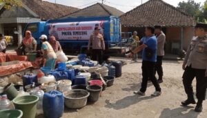 Polisi Salurkan Air Bersih Untuk Warga Desa yang Kekeringan di Bojonegoro